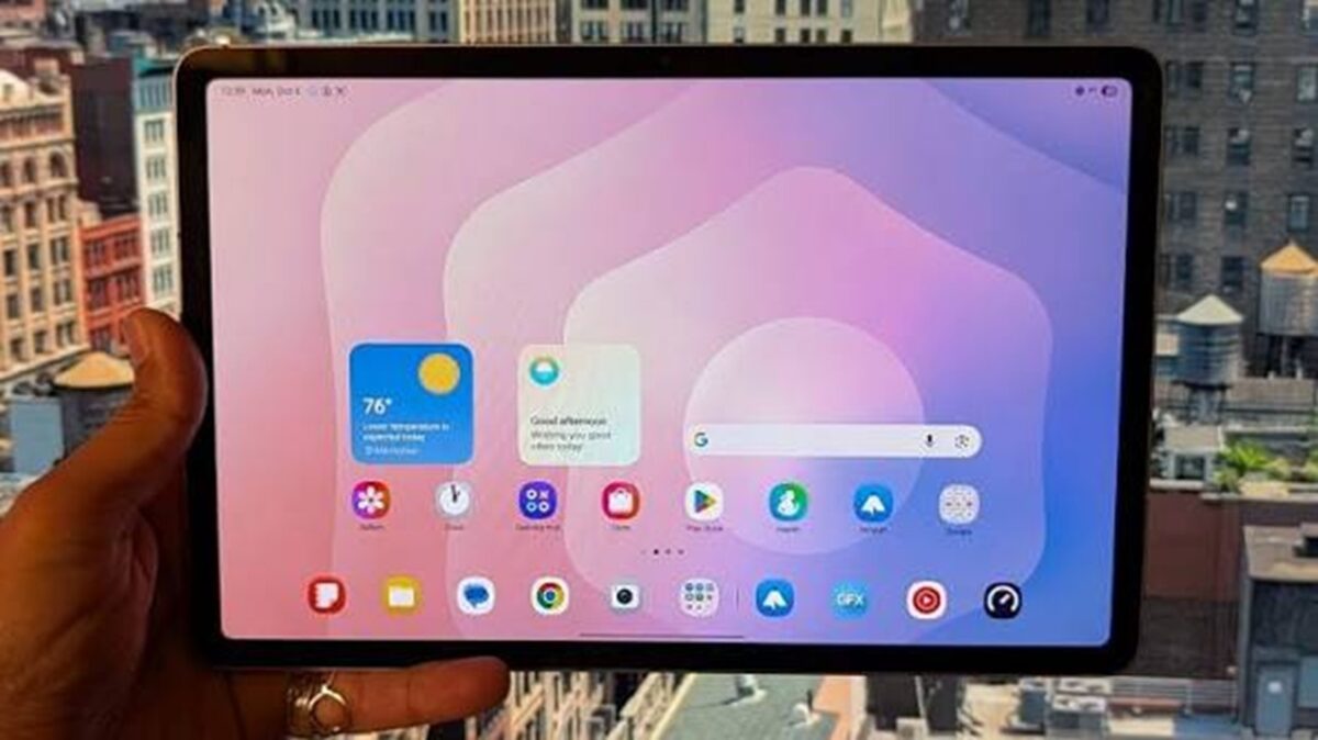 Galaxy Tab S11 با نمایشگر ۱۱ اینچی Dynamic AMOLED 2X، وضوح 2560×1600 و پشتیبانی از S Pen، روی قابل‌حمل بودن در کنار امکانات حرفه‌ای تمرکز دارد و در مقایسه با مدل Ultra فضای کمتری اشغال می‌کند.