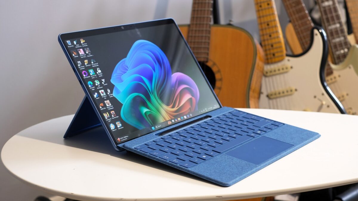 Surface Pro 11 برای کاربری‌هایی طراحی شده که بین تبلت و لپ‌تاپ به یک دستگاه ترکیبی نیاز دارند و به همین دلیل، در انتخاب آن باید علاوه بر سخت‌افزار خود دستگاه، کیبورد و قلم سازگار را نیز در بودجه محاسبه کرد.