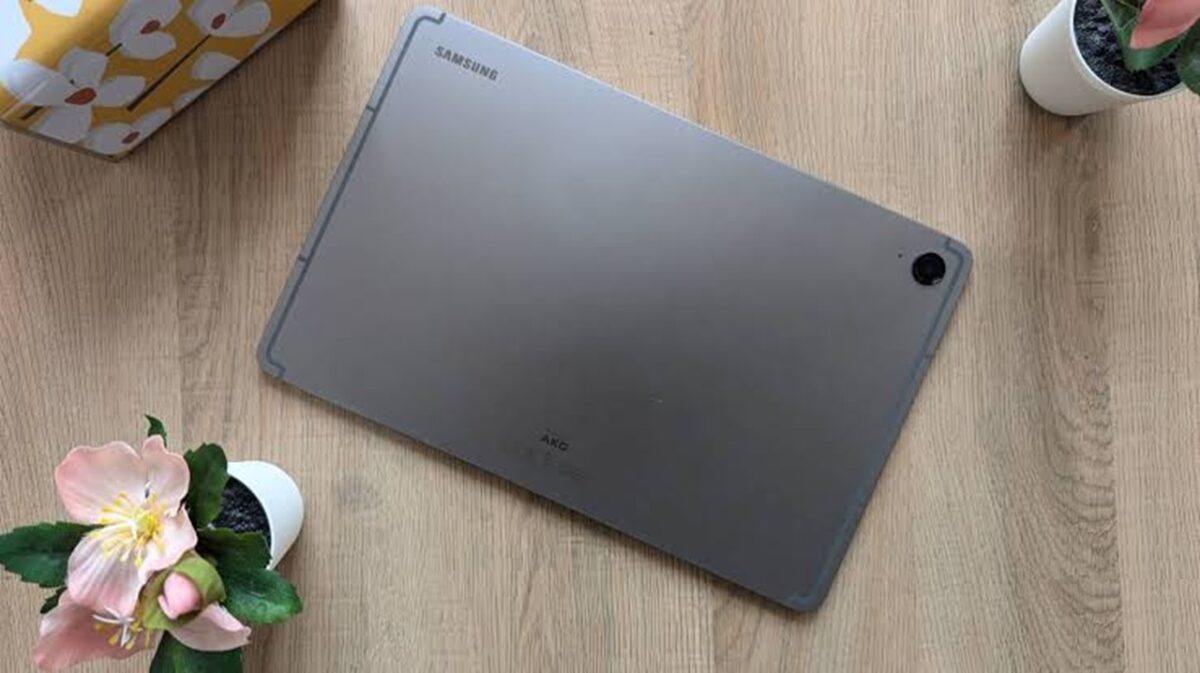 Galaxy Tab S10 Ultra برای کاربرانی ساخته شده که نمایشگر بسیار بزرگ و امکانات حرفه‌ای اندروید را در اولویت قرار می‌دهند و از پنل ۱۴.۶ اینچی Dynamic AMOLED 2X با وضوح 2960×1848 بهره می‌برد.