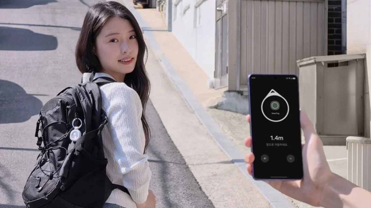 گلکسی SmartTag 3 سامسونگ در کنار قاب سیلیکونی