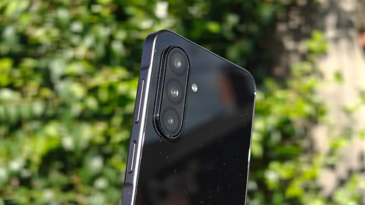 در استفاده روزمره، ترکیب Snapdragon 6 Gen 3 و حداقل ۶ گیگابایت رم برای کارهایی مانند پیام‌رسانی، وب‌گردی، شبکه‌های اجتماعی، پخش ویدیو و اجرای چند برنامه هم‌زمان کفایت می‌کند، اما بررسی‌های مستقل نشان داده‌اند که برخی انیمیشن‌های رابط کاربری گاهی با افت روانی مواجه می‌شوند.