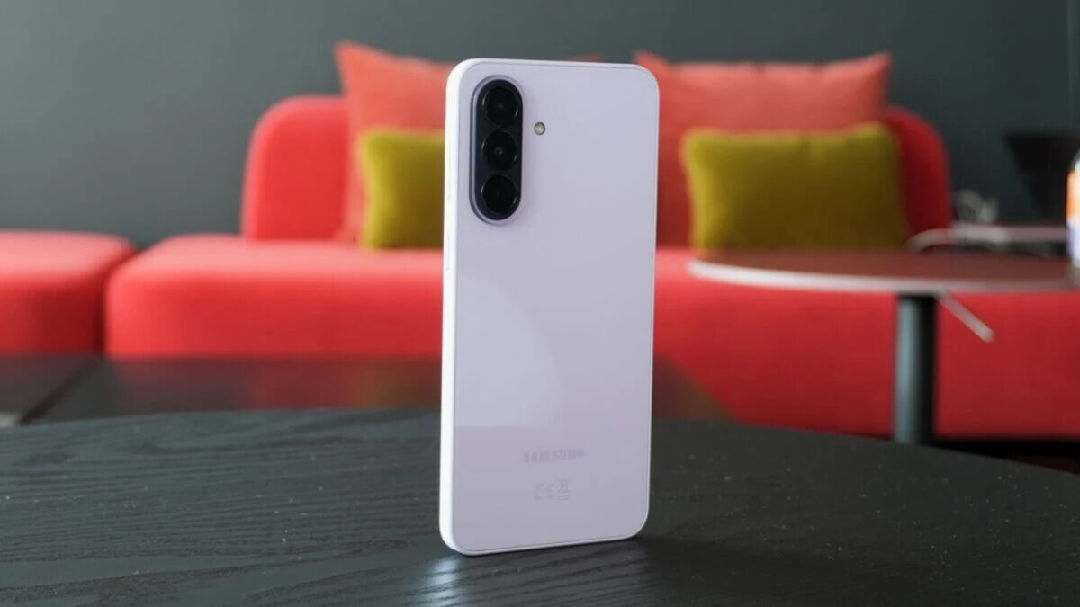 در بخش سخت‌افزار، A27 با Snapdragon 6 Gen 3 جایگزین Exynos 1380 موجود در A26 شده است و بررسی‌های مستقل افزایش عملکردی حدود ۱۰ تا ۲۰ درصد را بسته به تست گزارش کرده‌اند. 