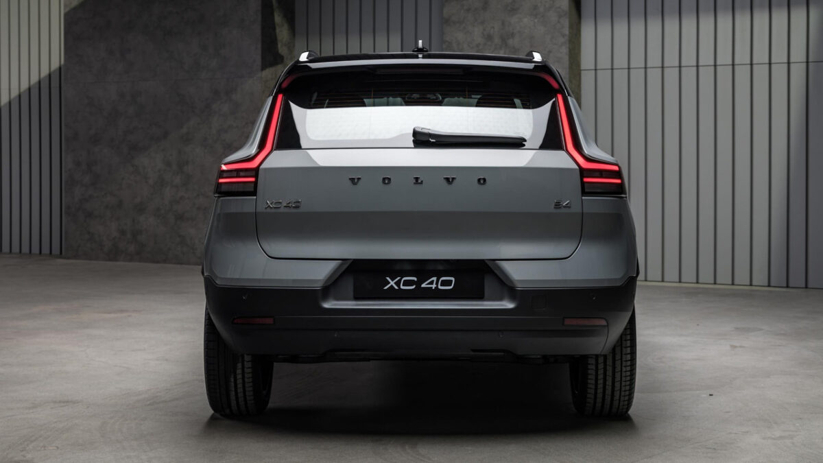 نمای عقب ولوو XC40 مدل ۲۰۲۸ با چراغ‌های عمودی LED و طراحی جدید در صندوق