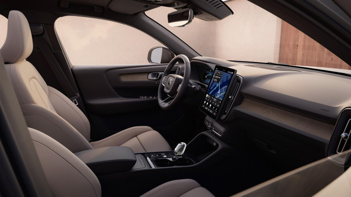 کابین ولوو XC40 مدل ۲۰۲۸ با نمایشگر عمودی مرکزی و تریم جدید داشبورد