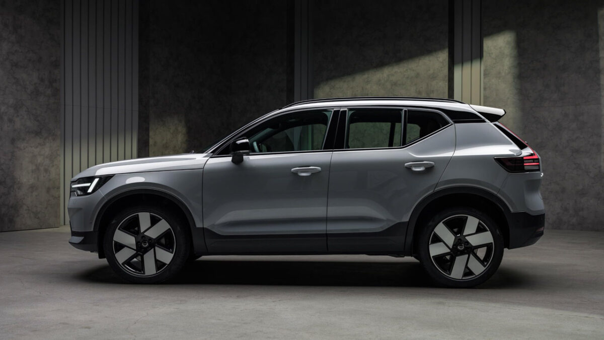 نمای جانبی ولوو XC40 مدل ۲۰۲۸ با رینگ‌های جدید و طراحی بدنه به‌روزشده
