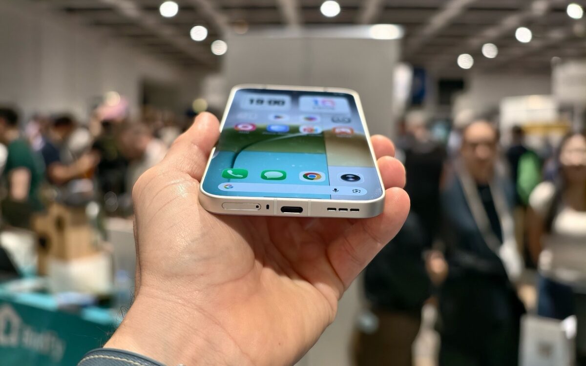 تصویری از گوشی Tecno Camon Slim 5G در مراسم رونمایی
