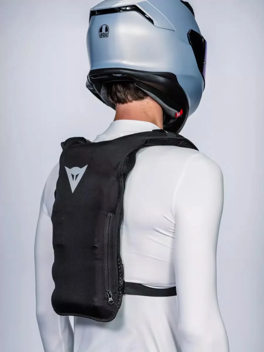 نمای پشت ایربگ پوشیدنی Smart Go شرکت Dainese با طراحی مشکی، بندهای نگهدارنده و ساختار محافظ ستون فقرات موتورسوار 