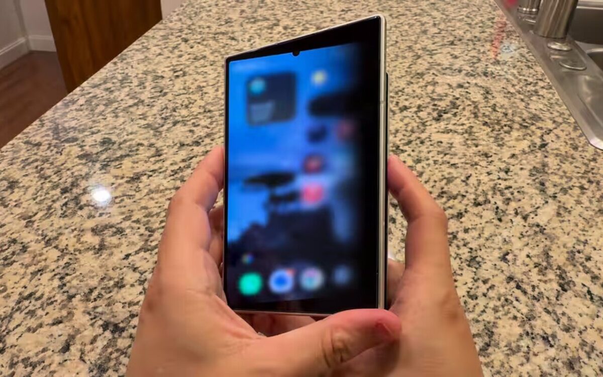 تصویری از انیمیشن آیفون Duo روی Galaxy Z Fold 8
