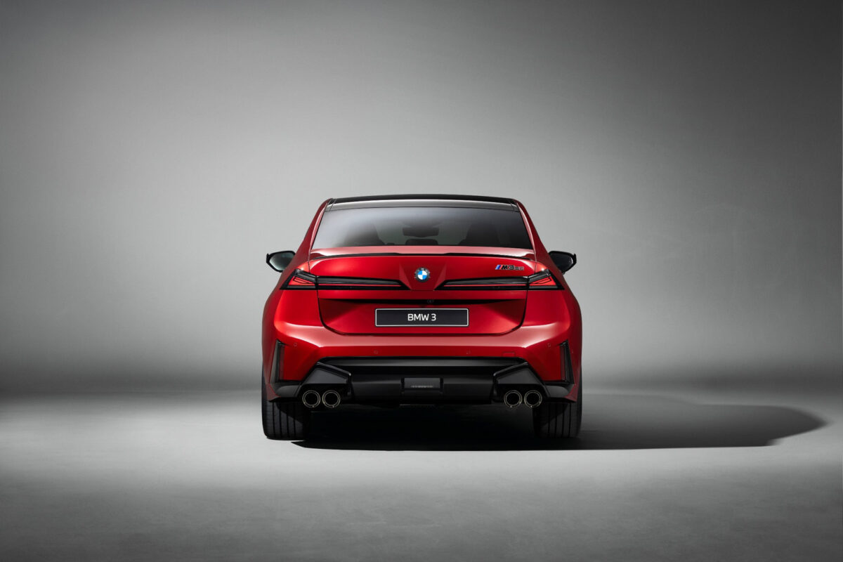 نمای عقب BMW سری ۳ قرمز مدل ۲۰۲۷ با چهار خروجی اگزوز