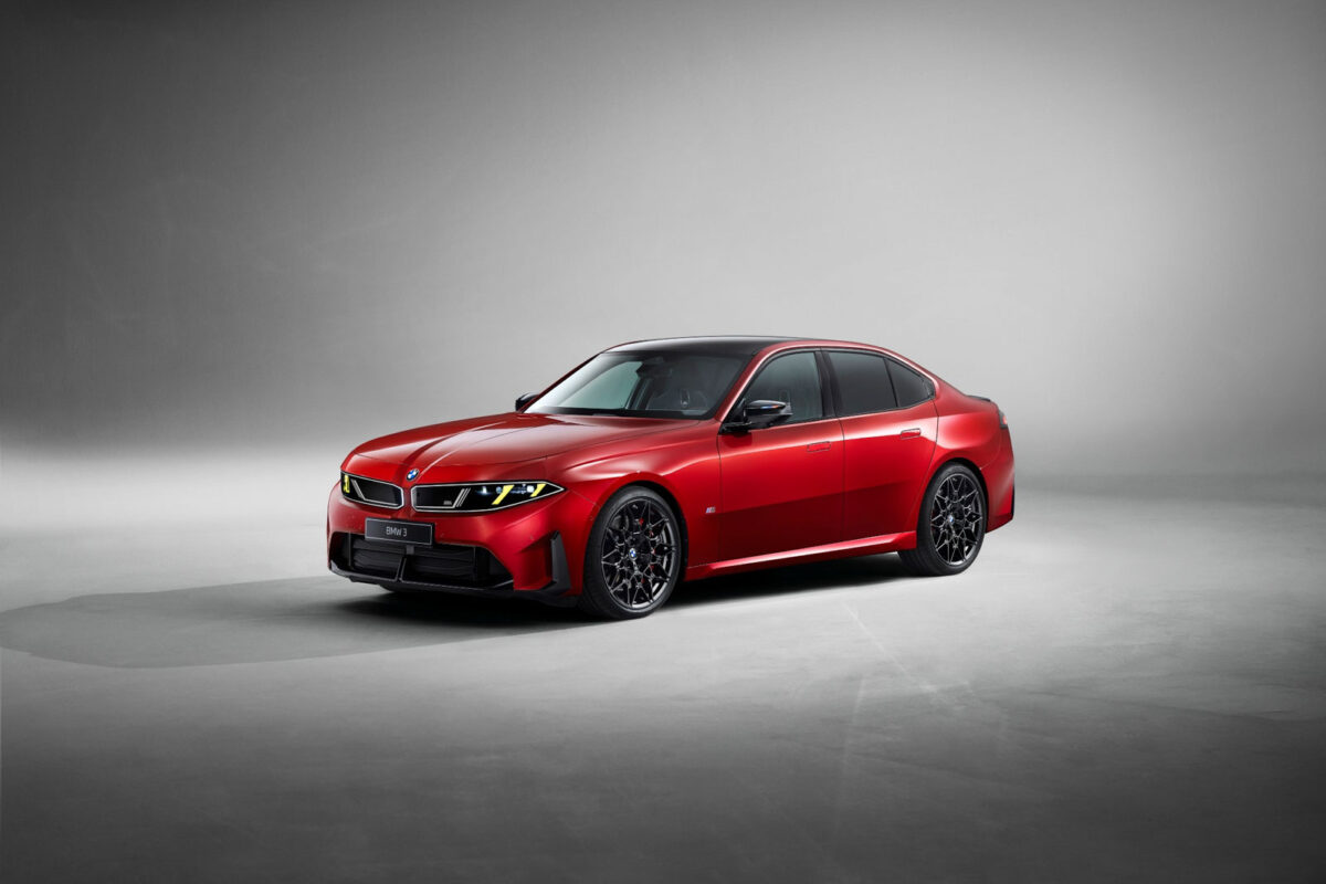 نمای سه‌ربع جلو BMW سری ۳ قرمز مدل ۲۰۲۷ در استودیو