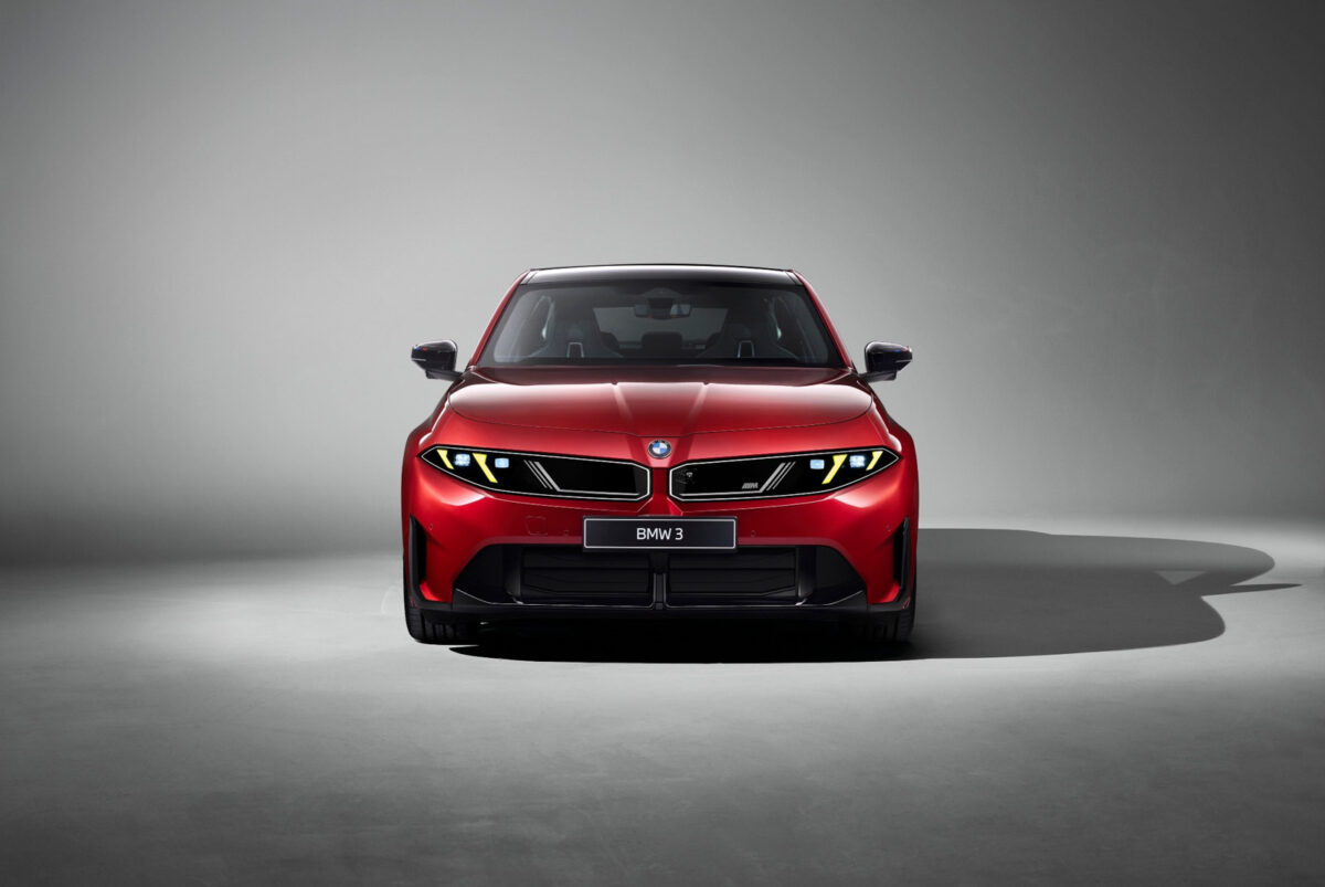 نمای روبه‌رو BMW سری ۳ قرمز مدل ۲۰۲۷ با چراغ‌های روشنایی روز زرد