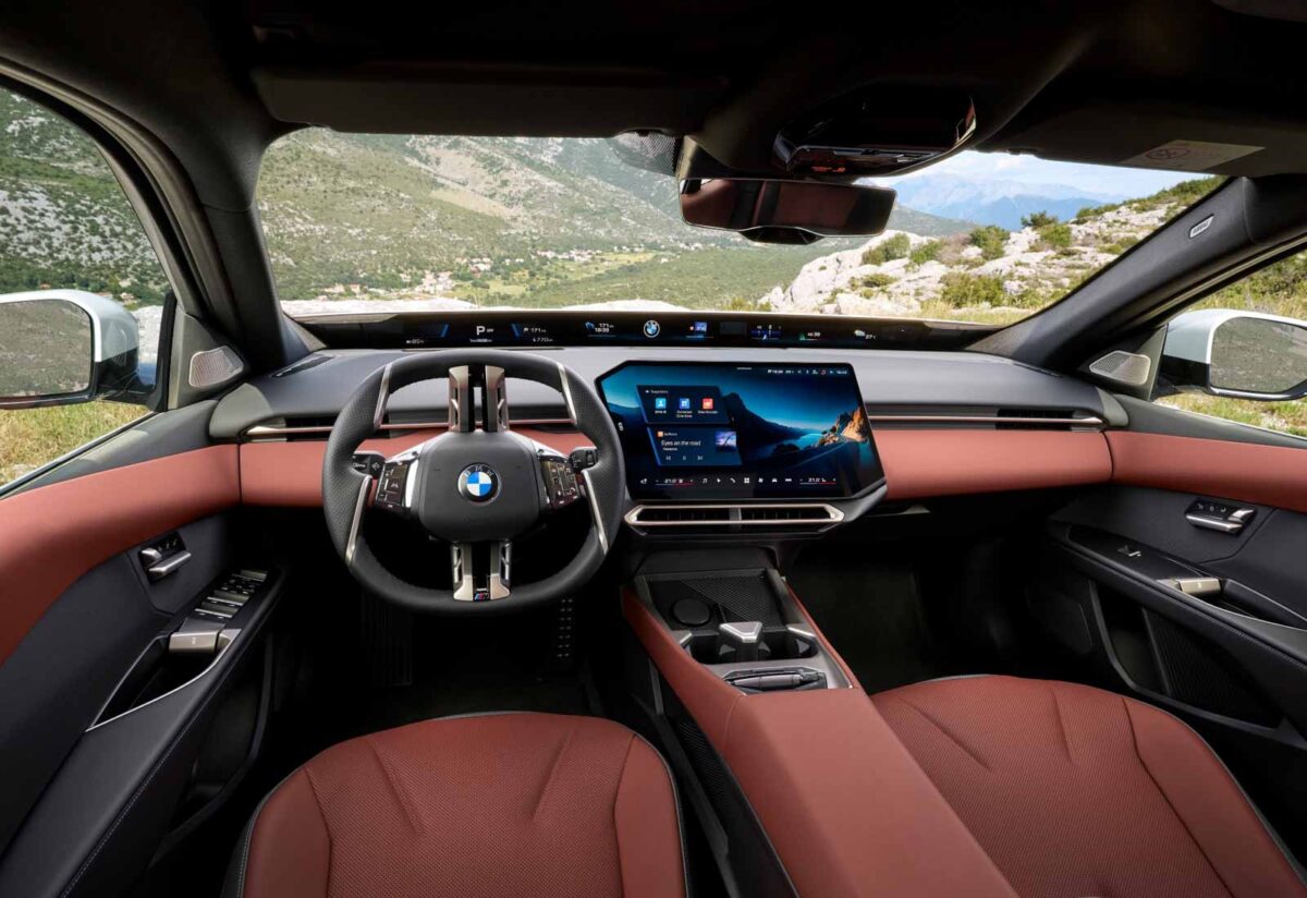 کابین BMW i3 با نمایشگر مرکزی بزرگ و سیستم Panoramic Vision روی داشبورد