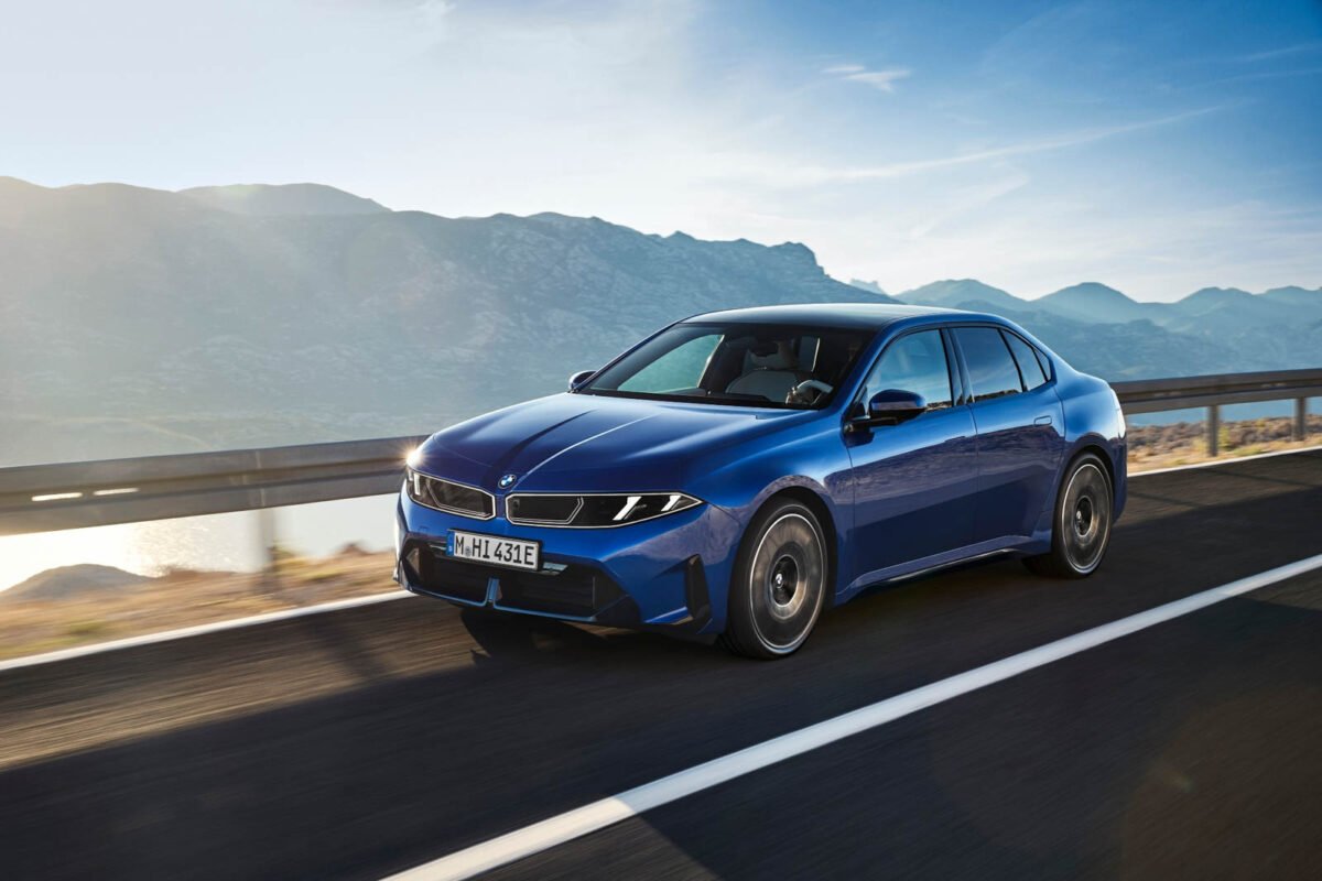MW i3 50 xDrive آبی در حال حرکت در جاده کوهستانی