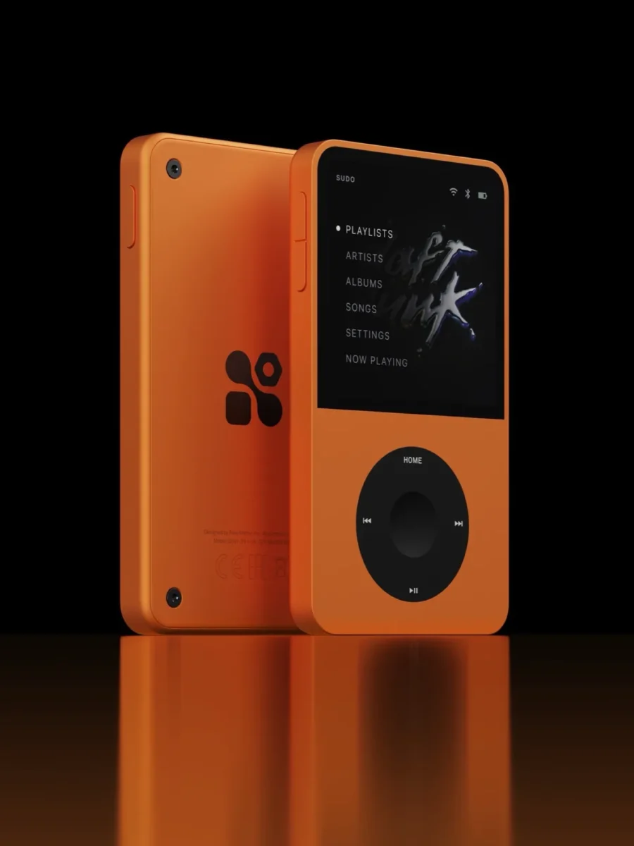 دو دستگاه پخش موسیقی دستی نارنجی با طراحی شبیه iPod Classic روی پس‌زمینه سیاه؛ دستگاه جلویی نمایشگر منوی Sudo با گزینه‌های Playlists و Artists و Albums را نشان می‌دهد و دستگاه پشتی لوگوی سیاه برند روی بدنه نارنجی دارد.