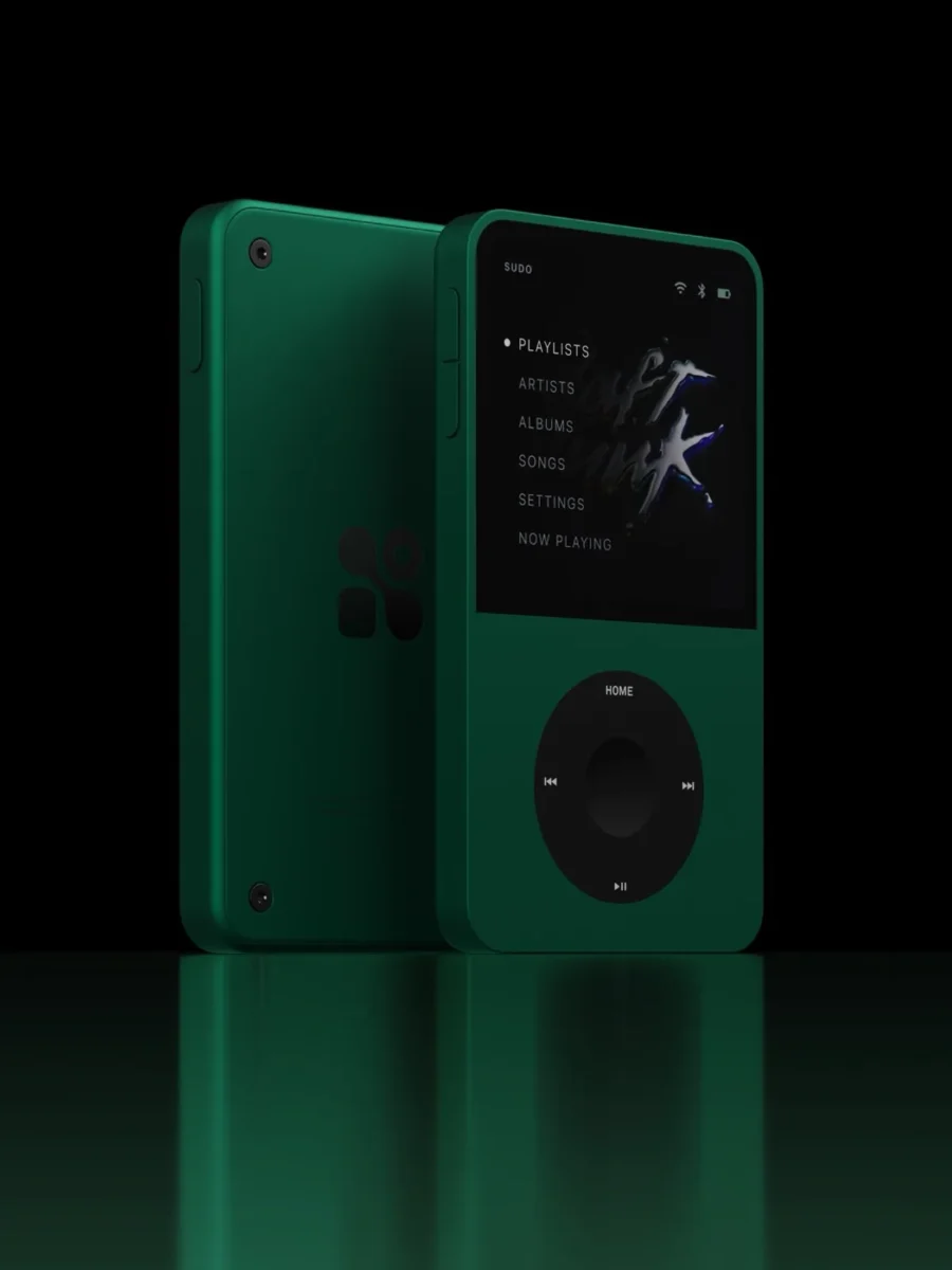 همان ترکیب دو پخش‌کننده موسیقی دستی با طراحی الهام‌گرفته از iPod Classic، این بار به رنگ سبز تیره؛ نمایشگر منوی Sudo با آلبوم‌آرت Daft Punk روی پس‌زمینه سیاه و بازتاب سبز دستگاه روی سطوح براق.