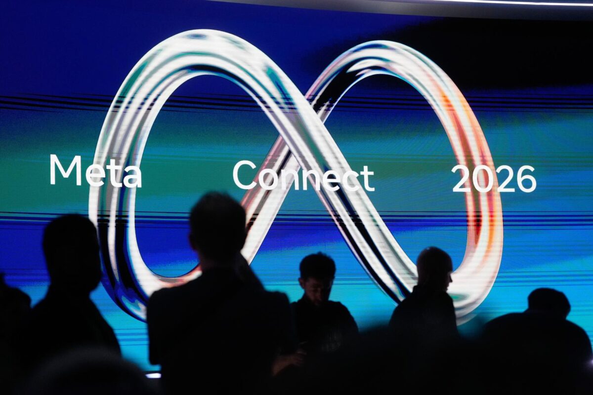 شرکت‌کنندگان در همایش متا کانکت ۲۰۲۶ (Meta Connect 2026) در مقابل نمایشگر بزرگ صحنه با لوگوی درخشان و سه‌بعدی بی‌نهایت شرکت متا.