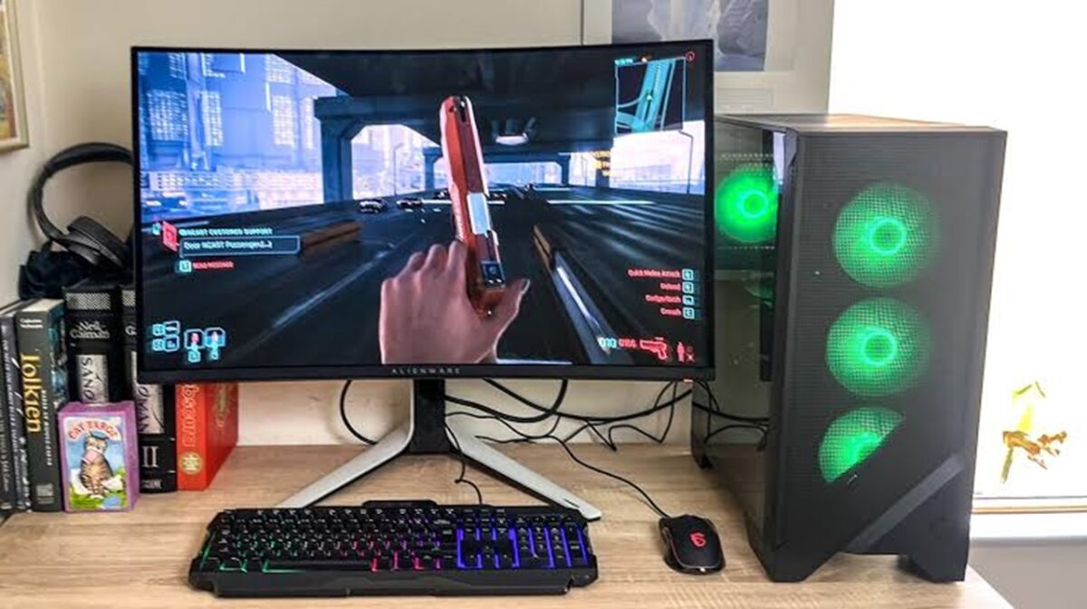 Warzone به‌مراتب سنگین‌تر از بازی‌های رقابتی سبک‌تر است و طبق مشخصات رسمی فعلی Activision حداقل به 8GB رم، GPU در سطح RX 470 یا GTX 970/1060 و SSD نیاز دارد، درحالی‌که مشخصات پیشنهادی برای 60FPS در تنظیمات High به RX 6600 XT یا RTX 3060 و 8GB VRAM می‌رسد.