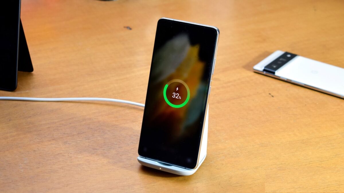 در گوشی‌های Pixel، Charging Optimization برای مدیریت هوشمند فرایند شارژ و کاهش فشار بلندمدت بر باتری استفاده می‌شود و دو گزینه مهم یعنی Adaptive Charging و Limit to 80% در اختیار کاربر قرار می‌گیرد.