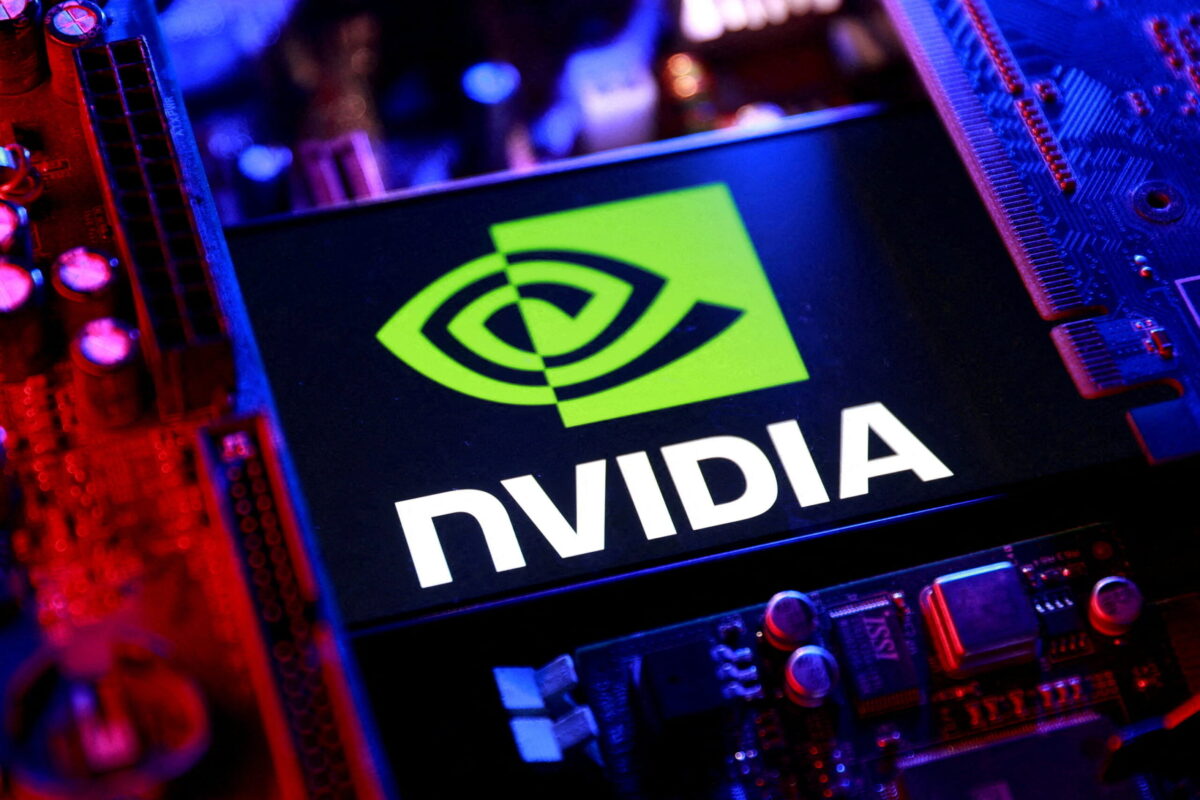 قطعه سخت‌افزاری و تراشه انویدیا (NVIDIA) با لوگوی سبز و سفید روی برد الکترونیکی که زیر نورپردازی قرمز و آبی قرار دارد.