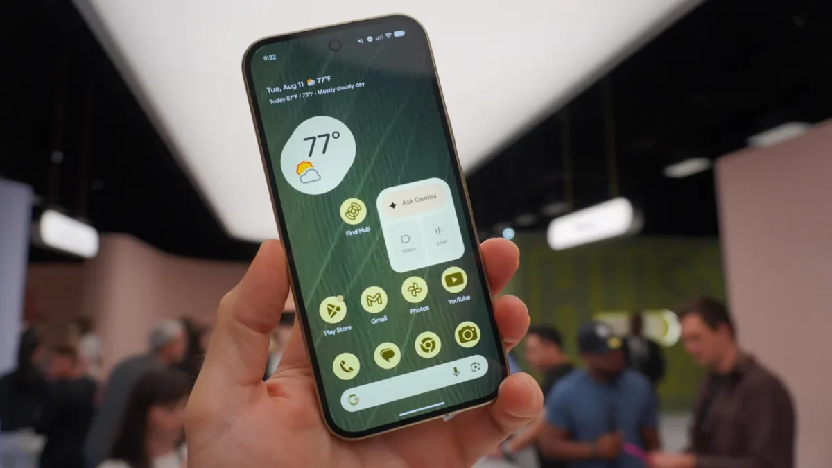 Google Pixel 11 به نمایشگر 6.3 اینچی OLED مجهز شده که وضوح 1080 × 2424 پیکسل و نسبت تصویر 20:9 دارد. این پنل از نرخ نوسازی تطبیقی 60 تا 120 هرتز پشتیبانی می‌کند و تراکم آن حدود 422 پیکسل در هر اینچ است؛ 