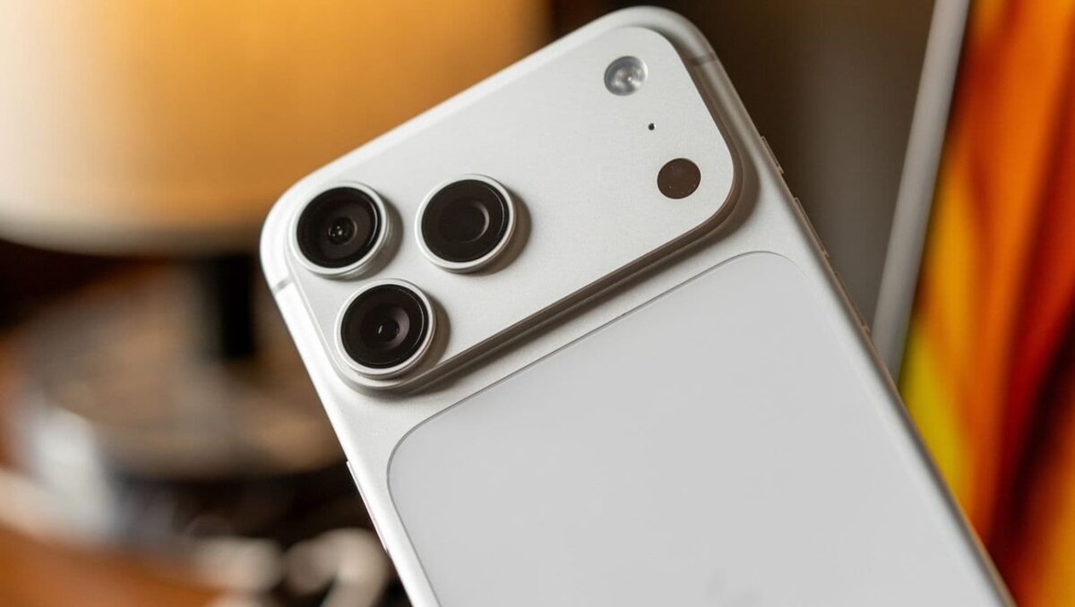iPhone 18 Pro از بدنه‌ای با طراحی Aluminum Unibody استفاده می‌کند و ابعاد دقیق آن 150 میلی‌متر ارتفاع، 71.9 میلی‌متر عرض و 8.75 میلی‌متر ضخامت است؛ 