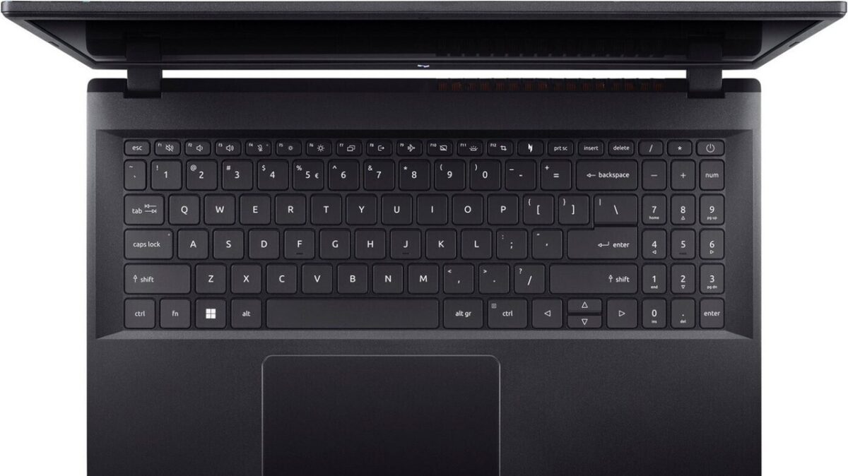 Acer Nitro V15 در مقایسه با لپ‌تاپ‌های سبک اداری، دستگاهی نسبتا بزرگ و سنگین محسوب می‌شود، اما این موضوع در لپ‌تاپ‌های گیمینگ اقتصادی غیرعادی نیست. 