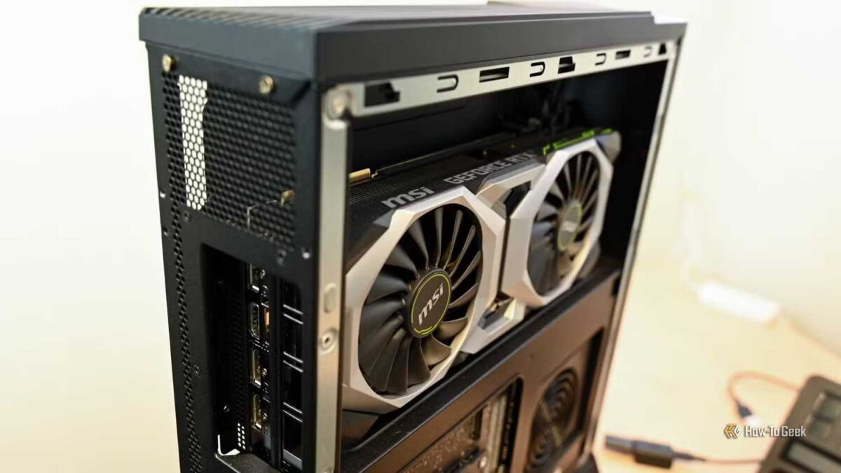 نمای نزدیک از داخل کیس کامپیوتر که کارت گرافیک MSI سری GeForce را با طراحی دو فن مشکی و نقره‌ای و بدنه سیاه به نمایش می‌گذارد.