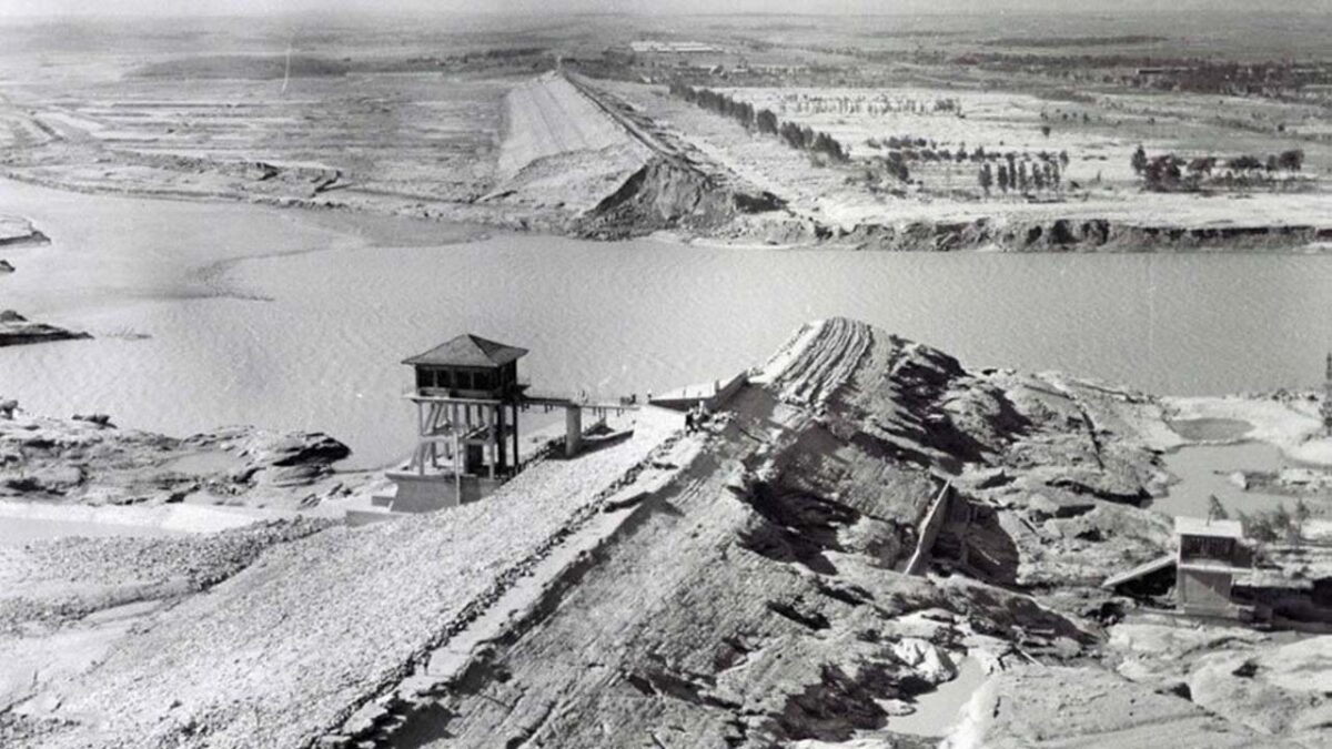 نمای هوایی از شکست سد و جاری شدن سیلاب گسترده در مناطق اطراف