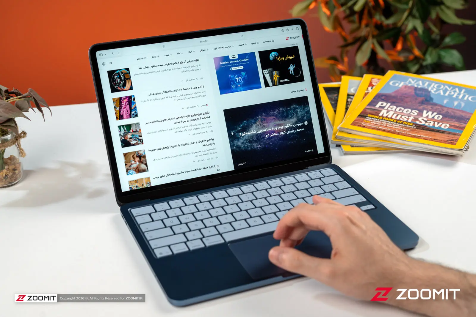لپ‌تاپ اپل مک‌بوک نئو (Apple MacBook Neo) با کیبورد و ترک‌پد آبی
