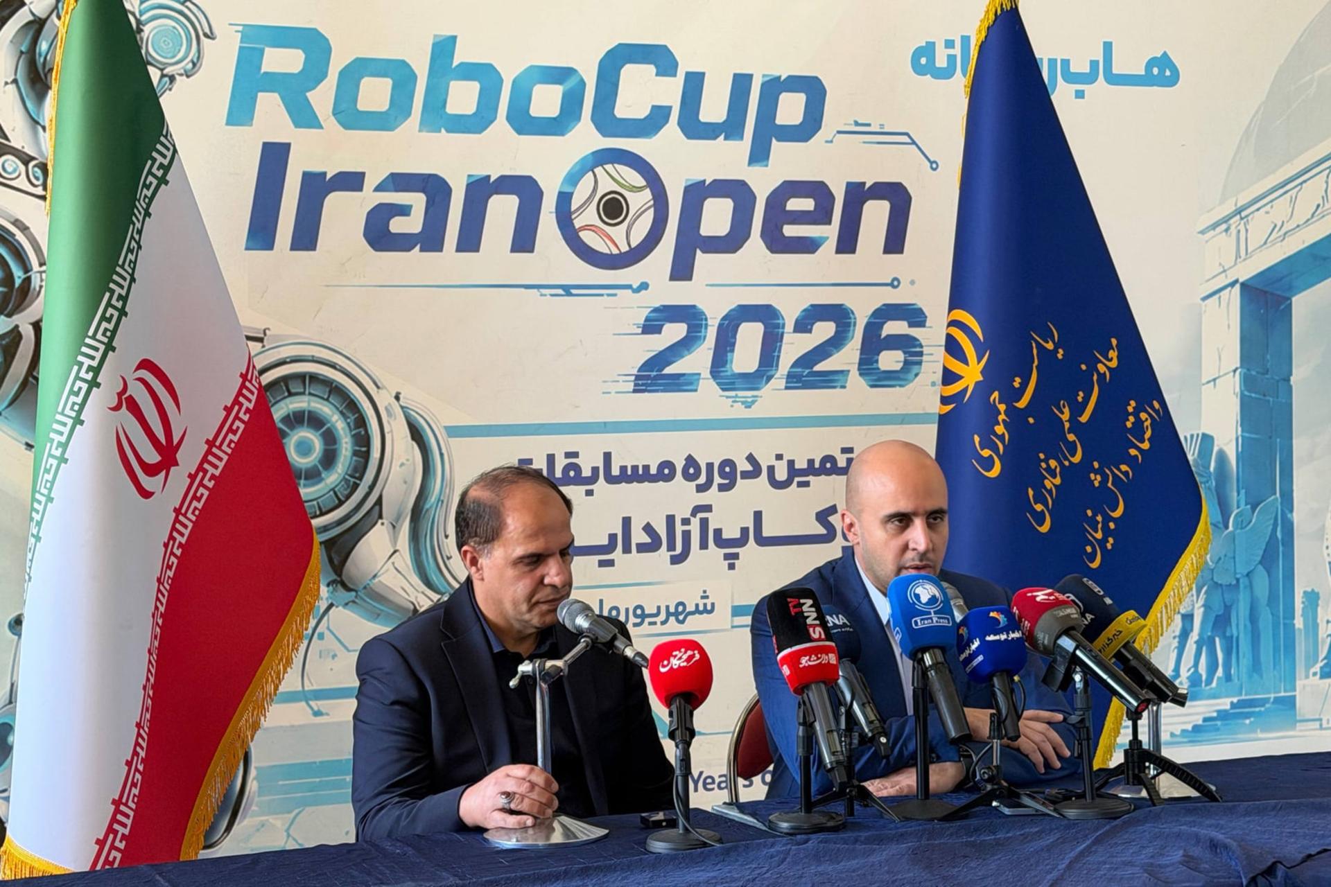 محمدجواد صدری‌مهر، معاون توسعه اقتصاد دانش‌بنیان معاونت علمی ریاست‌جمهوری
مرتضی موسی‌خانی، رئیس کمیته ملی روبوکاپ ایران