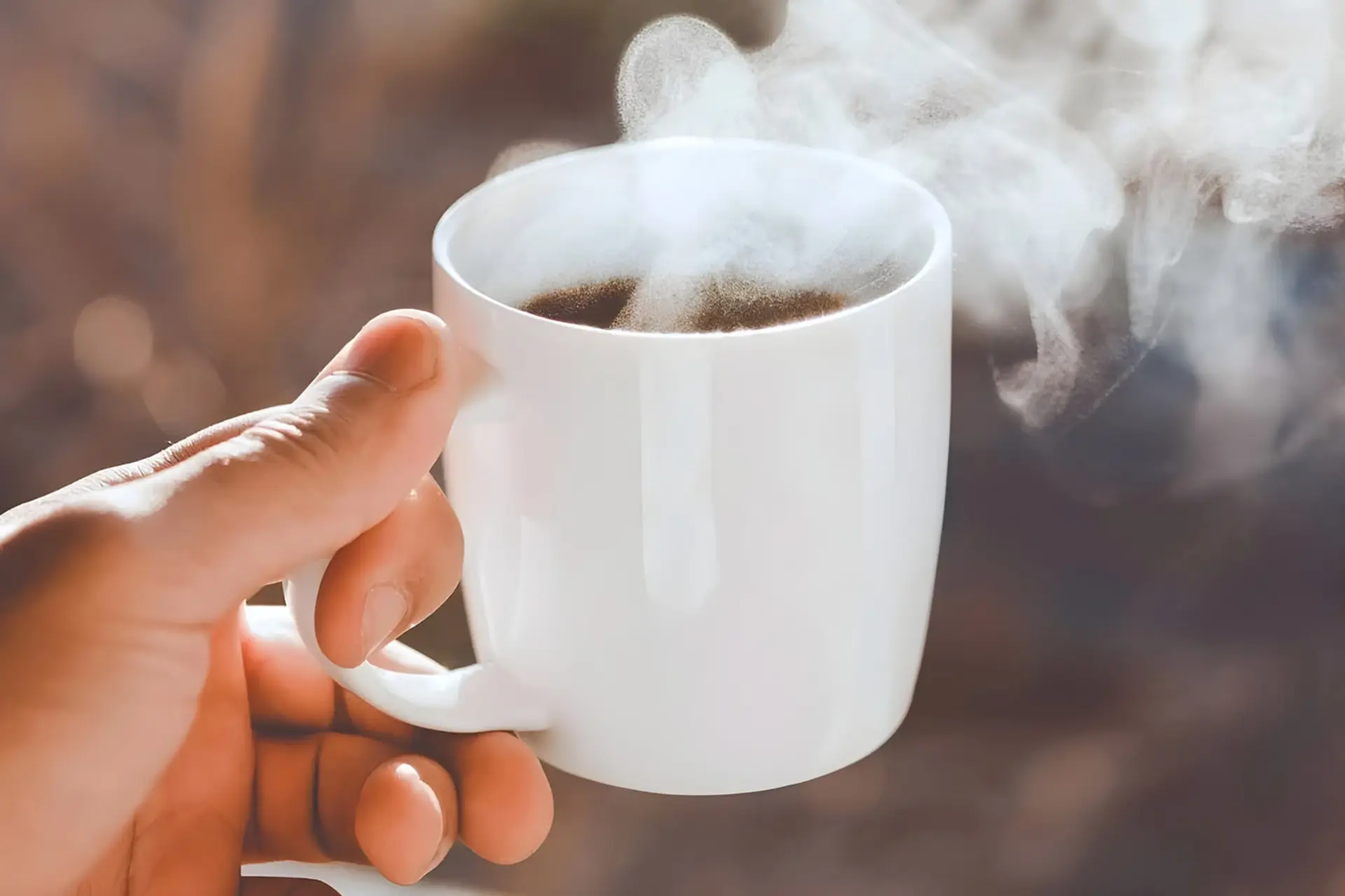 قهوه داغ درون یک فنجان سفید