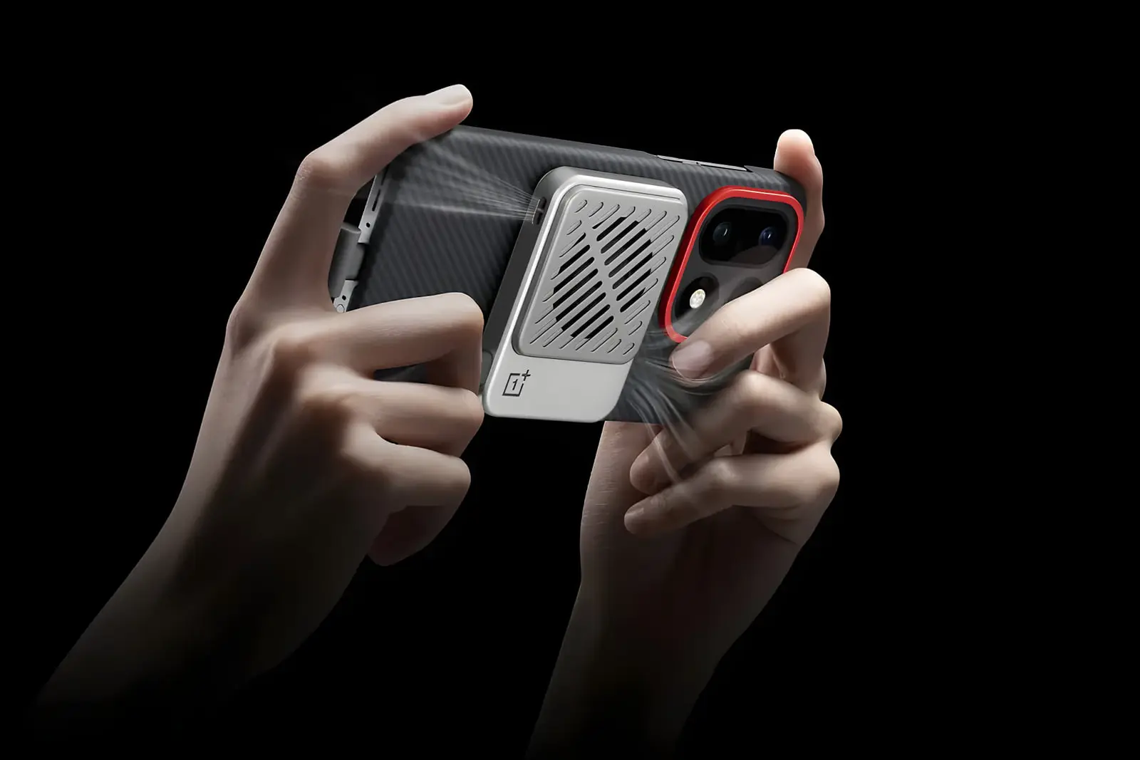 خنک‌کننده مغناطیسی OnePlus Ice Card Mini متصل به پشت گوشی هوشمند