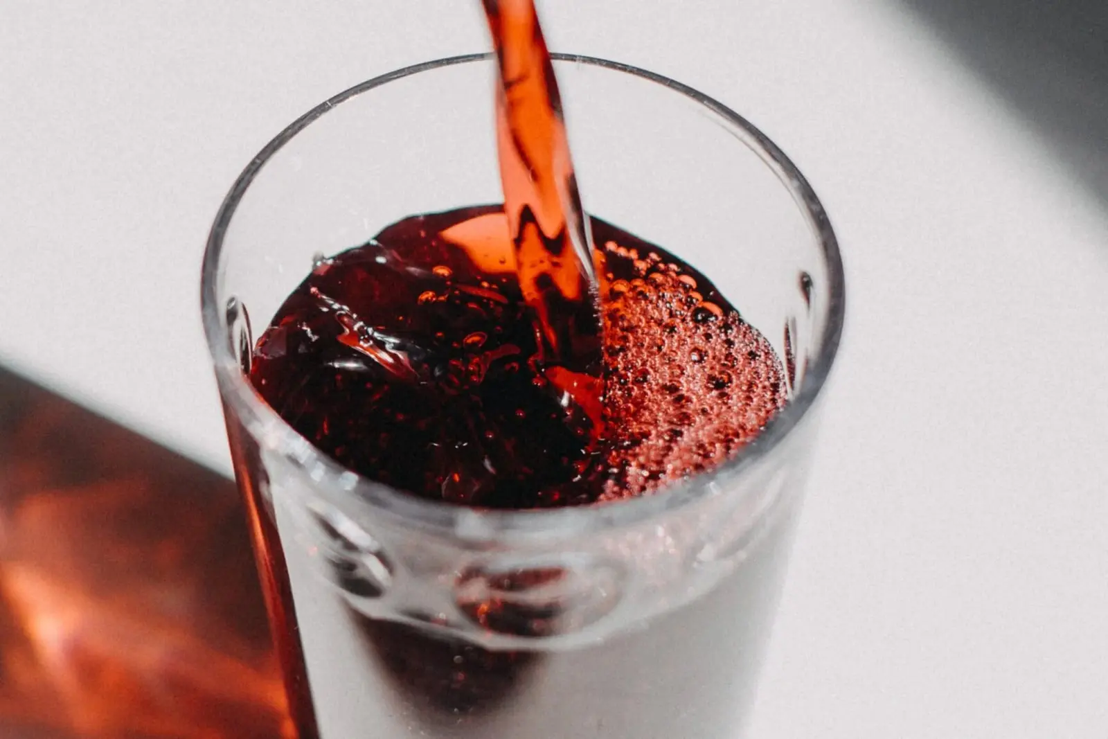 آب کرنبری درون لیوان شیشه‌ای