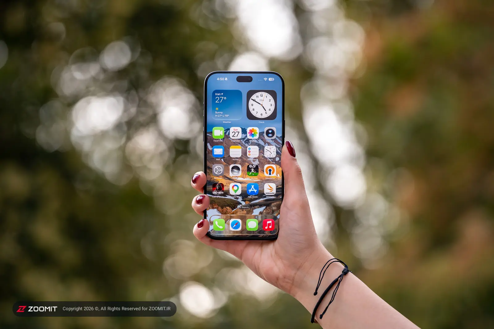 گوشی هوشمند آیفون ۱۸ پرو مکس (iPhone 18 Pro Max) در دست یک فرد