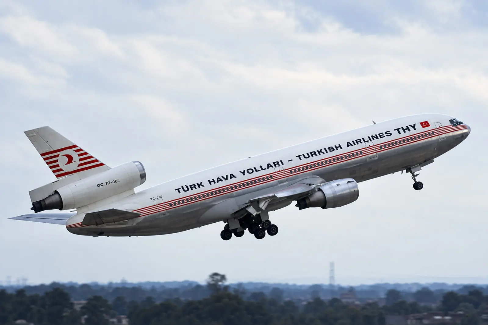 هواپیمای مدل مک‌دانل داگلاس (McDonnell Douglas DC-10) با رنگ‌بندی ترکیش ایرلاینز در حال بلند شدن از باند