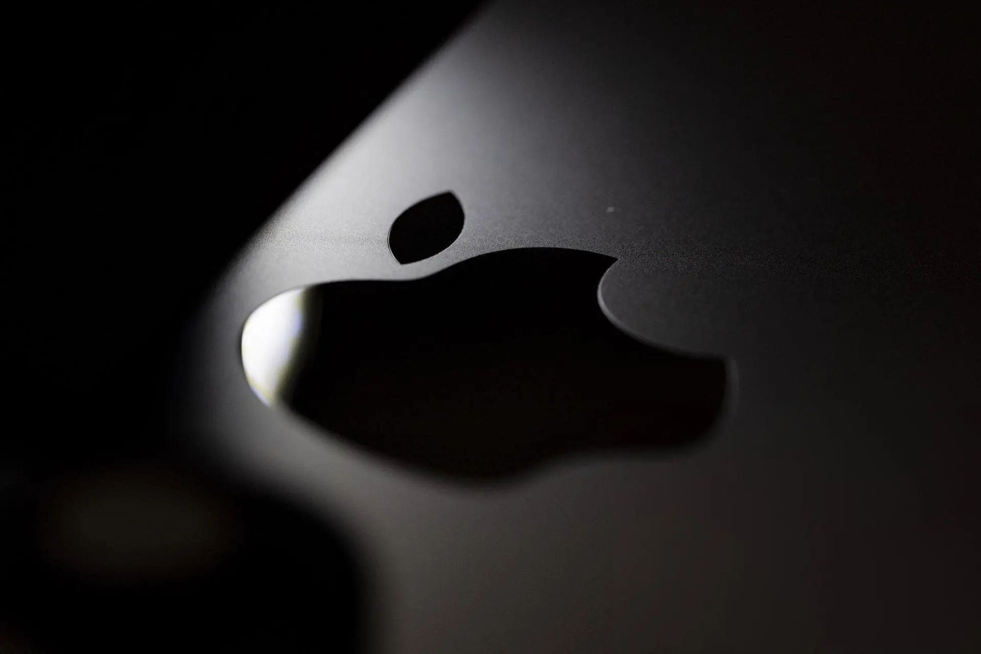 لوگو اپل / Apple در تاریکی از نزدیک