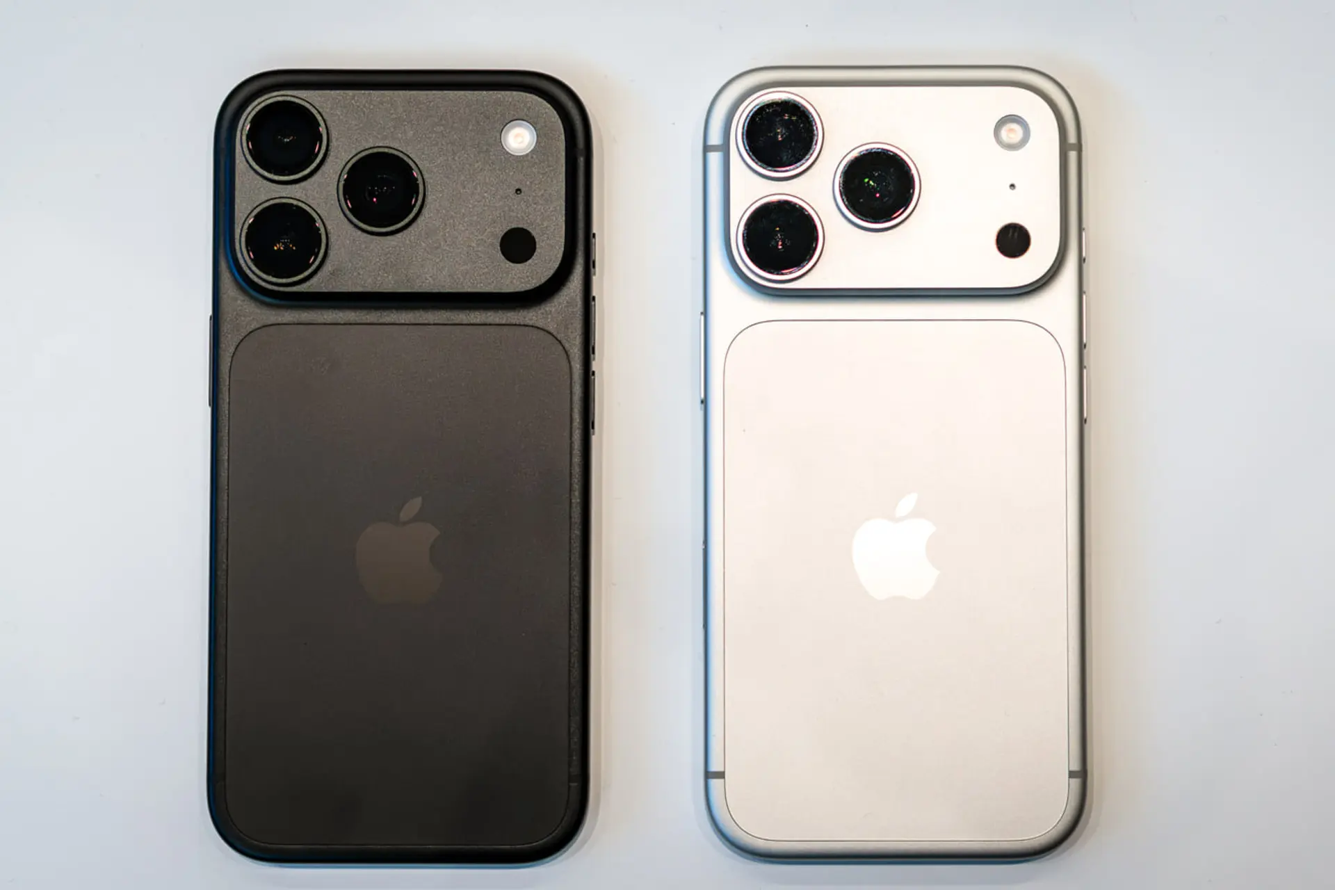 گوشی آیفون ۱۸ پرو (iPhone 18 Pro) در دو رنگ مشکی و نقره‌ای