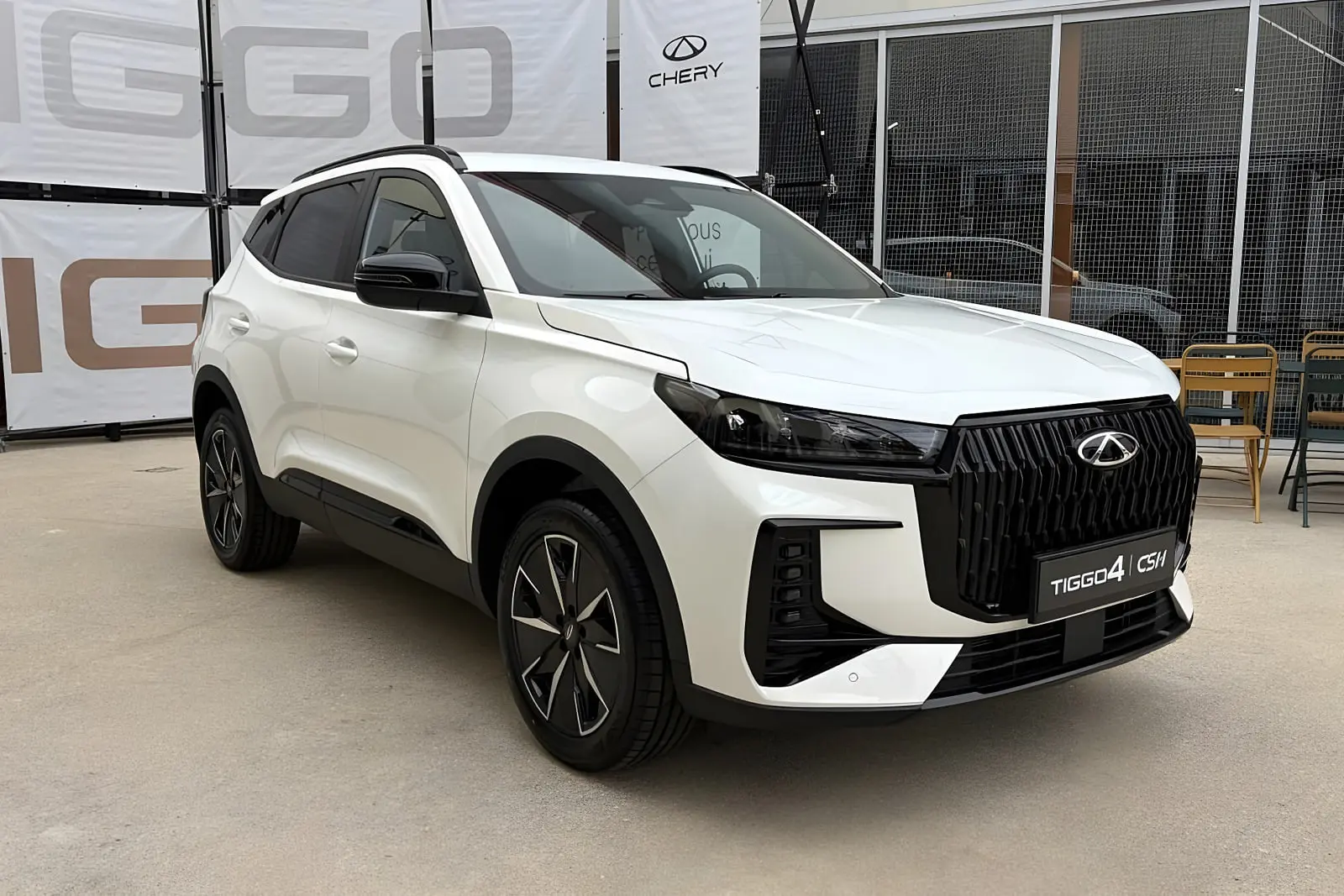 خودروی سفید MVM X5 با طراحی جلو و جلوپنجره جدید