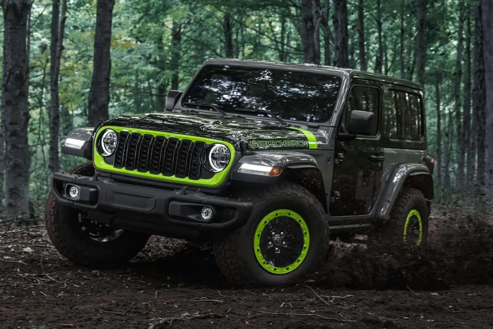 جیپ رانگلر (Jeep Wrangler) سویچ‌بک با طراحی دورنگ مشکی و سبز در جنگل