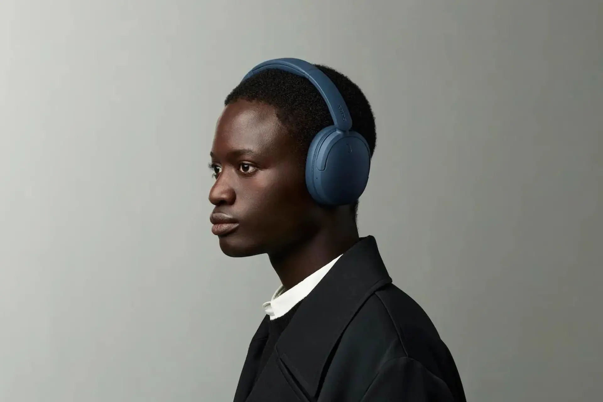 هدفون بلوتوثی سونی (Sony WH-1000XM4) روی سر یک مرد