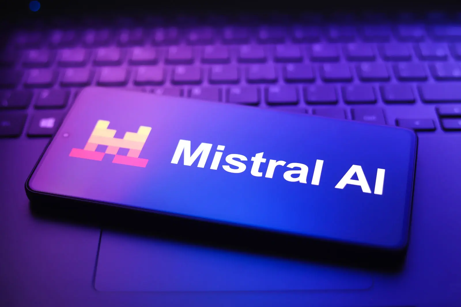 لوگوی شرکت Mistral AI (Mistral AI) روی صفحه نمایش یک گوشی هوشمند