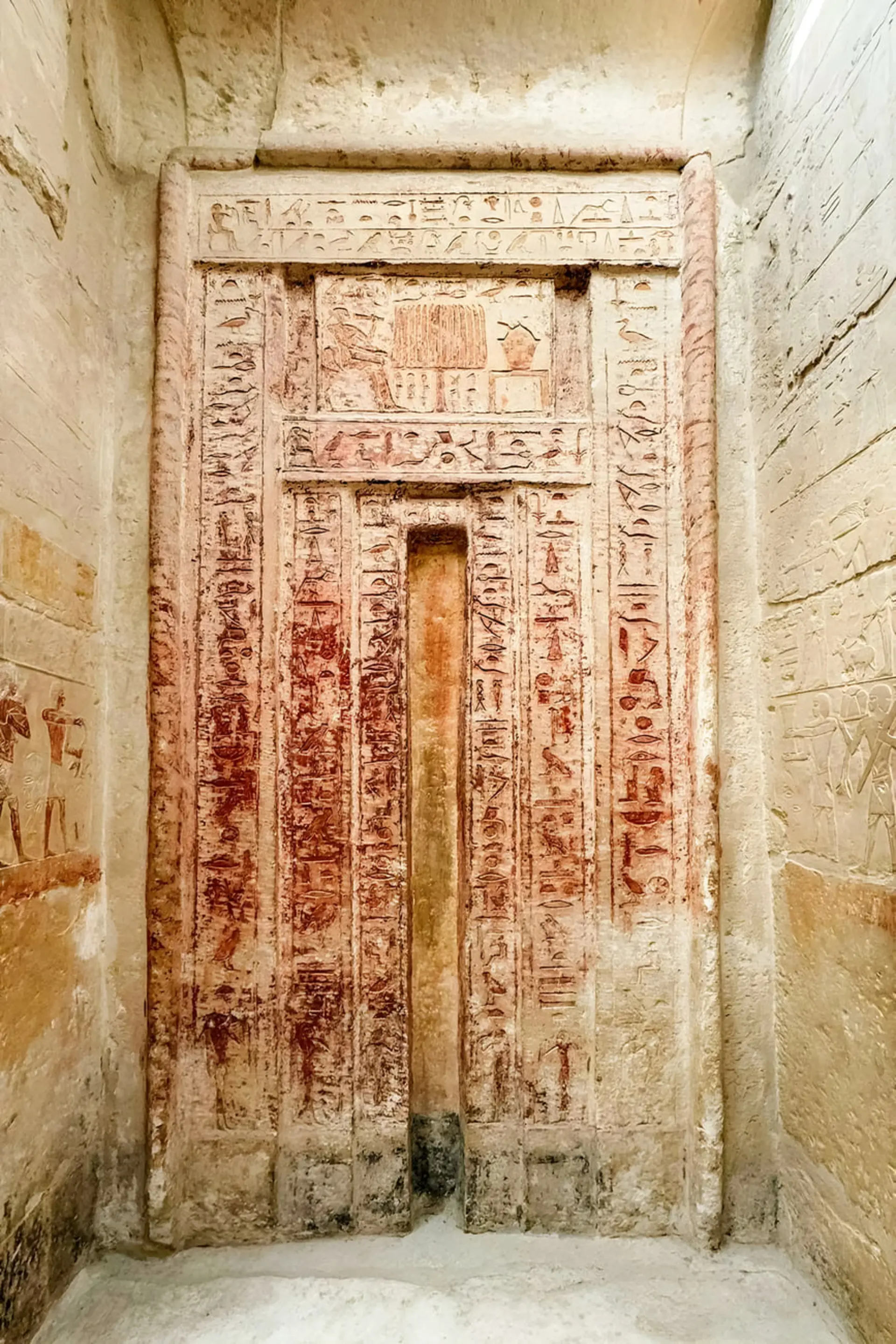 کتیبه‌های هیروگلیف باستانی روی دیواره‌های سنگی آرامگاه باستانی در سقاره (Saqqara)