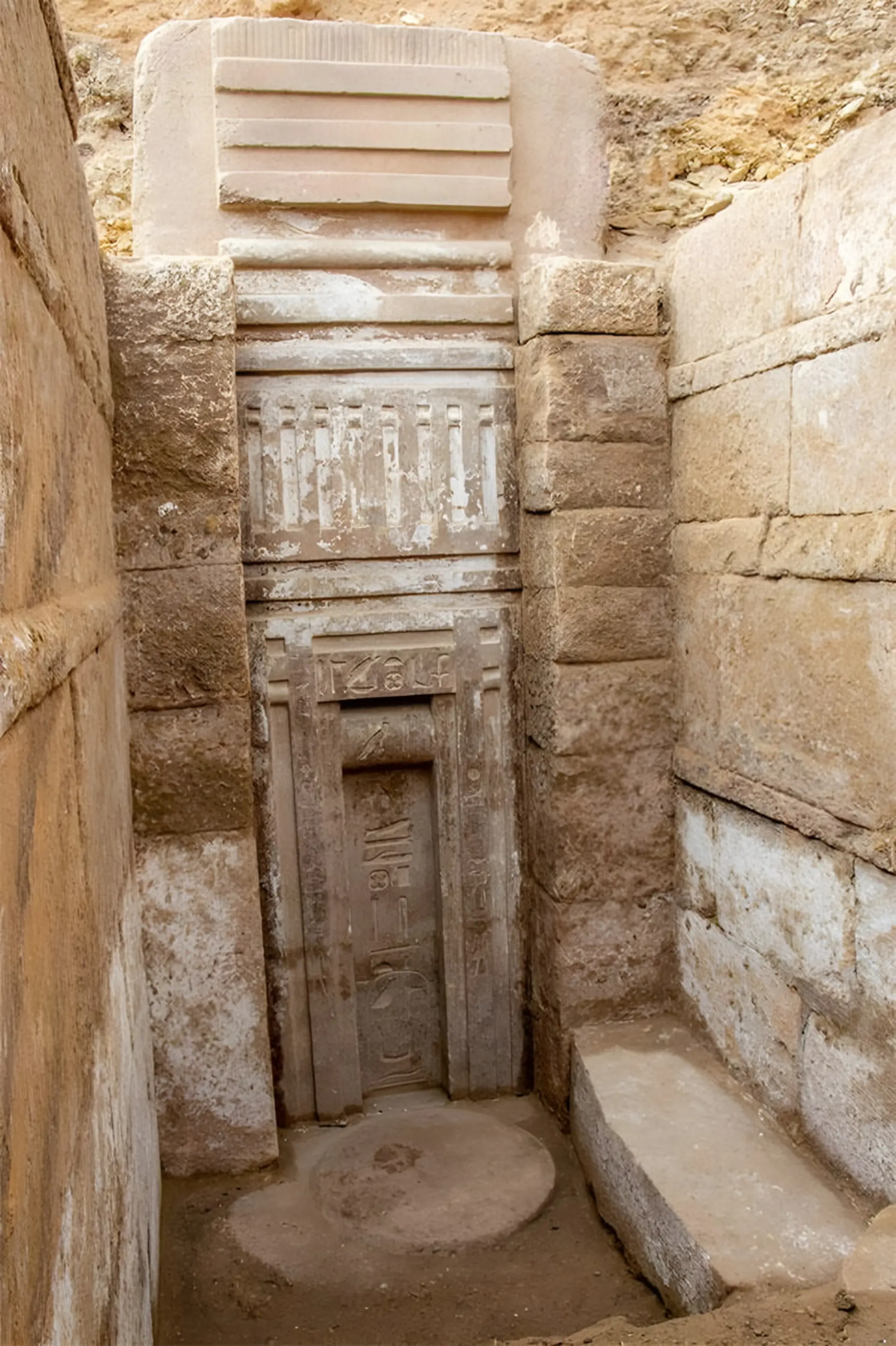 آرامگاه باستانی در سقاره (Saqqara) با کتیبه‌های هیروگلیف روی سنگ‌های تراشیده