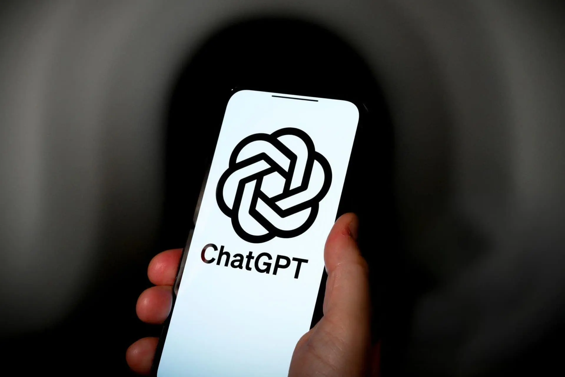 لوگو ChatGPT چت جی پی تی روی صفحه موبایل