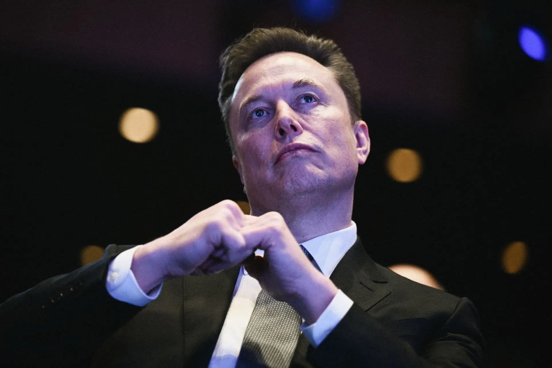 ایلان ماسک / Elon Musk در حال نگاه به بالا