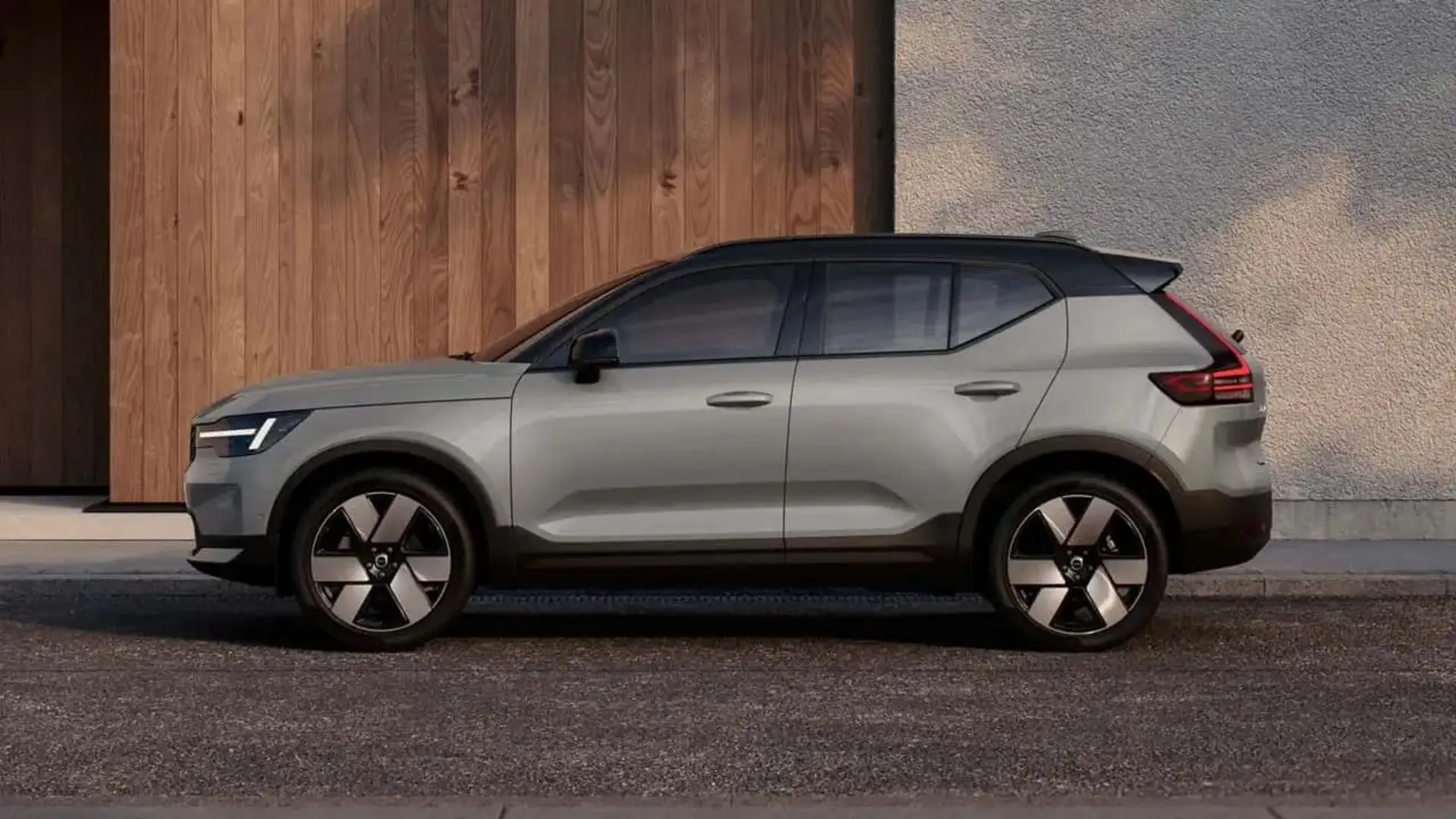 خودرو ولوو XC40 (Volvo XC40) مدل ۲۰۲۸ با رنگ خاکستری در نمای جانبی