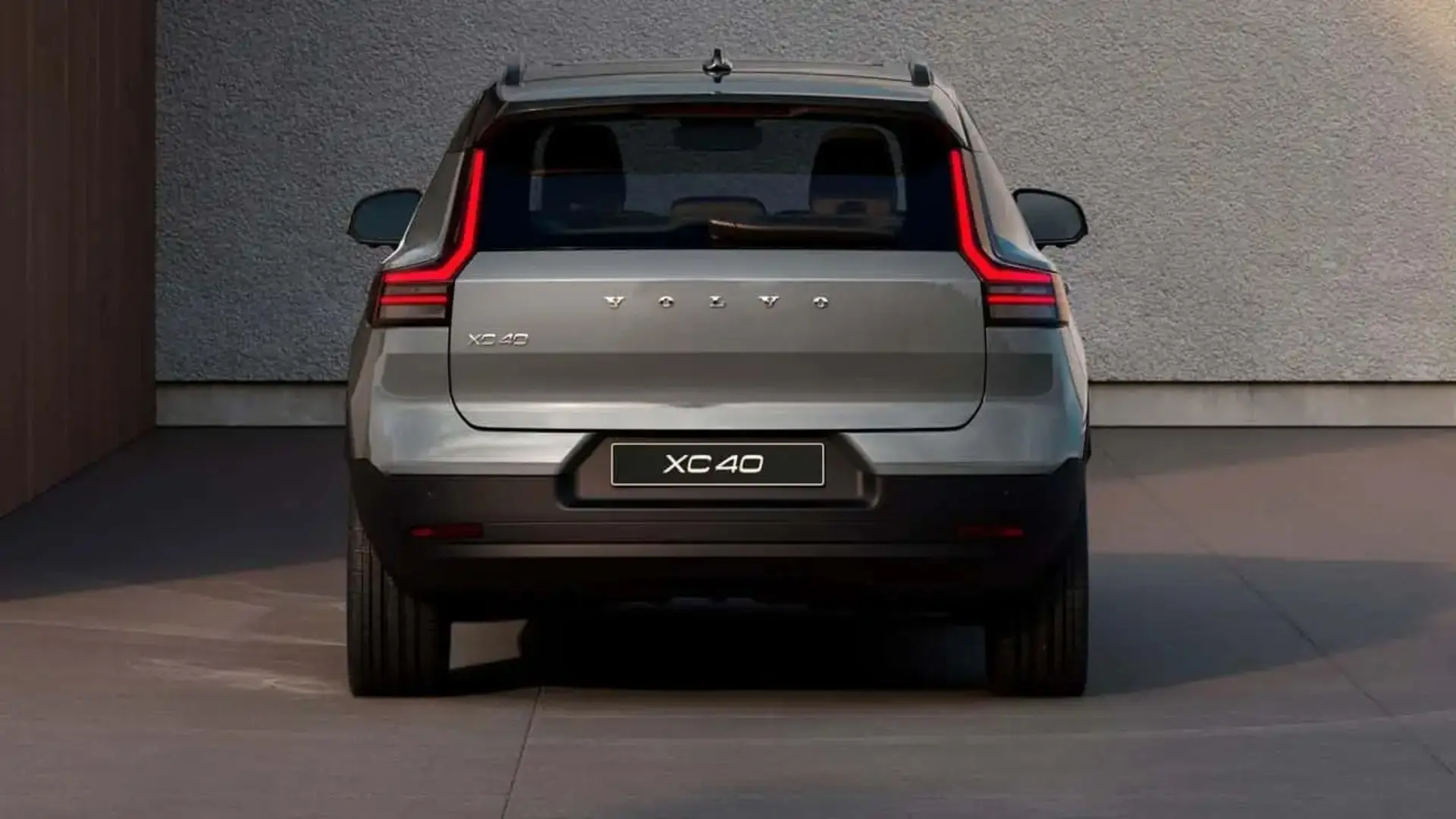 نمای عقب خودروی ولوو XC40 (Volvo XC40) با چراغ‌های عقب جدید
