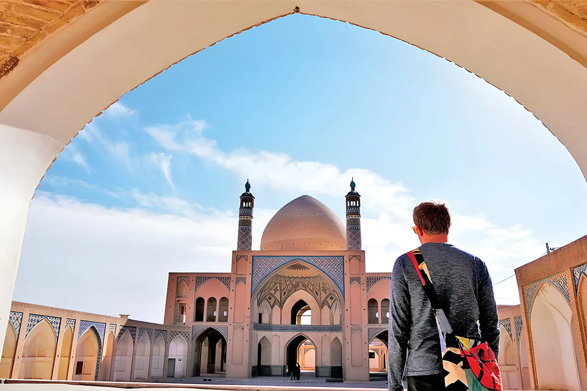 مسجد تاریخی با گنبد بزرگ و مناره‌های بلند در آسمان آبی