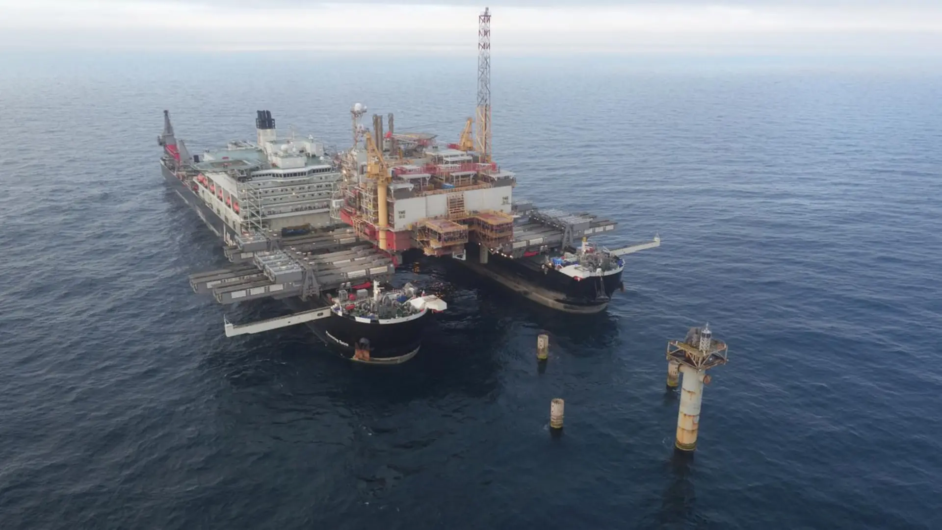 کشتی پایونیرینگ اسپیریت (Pioneering Spirit) در حال عملیات در دریا