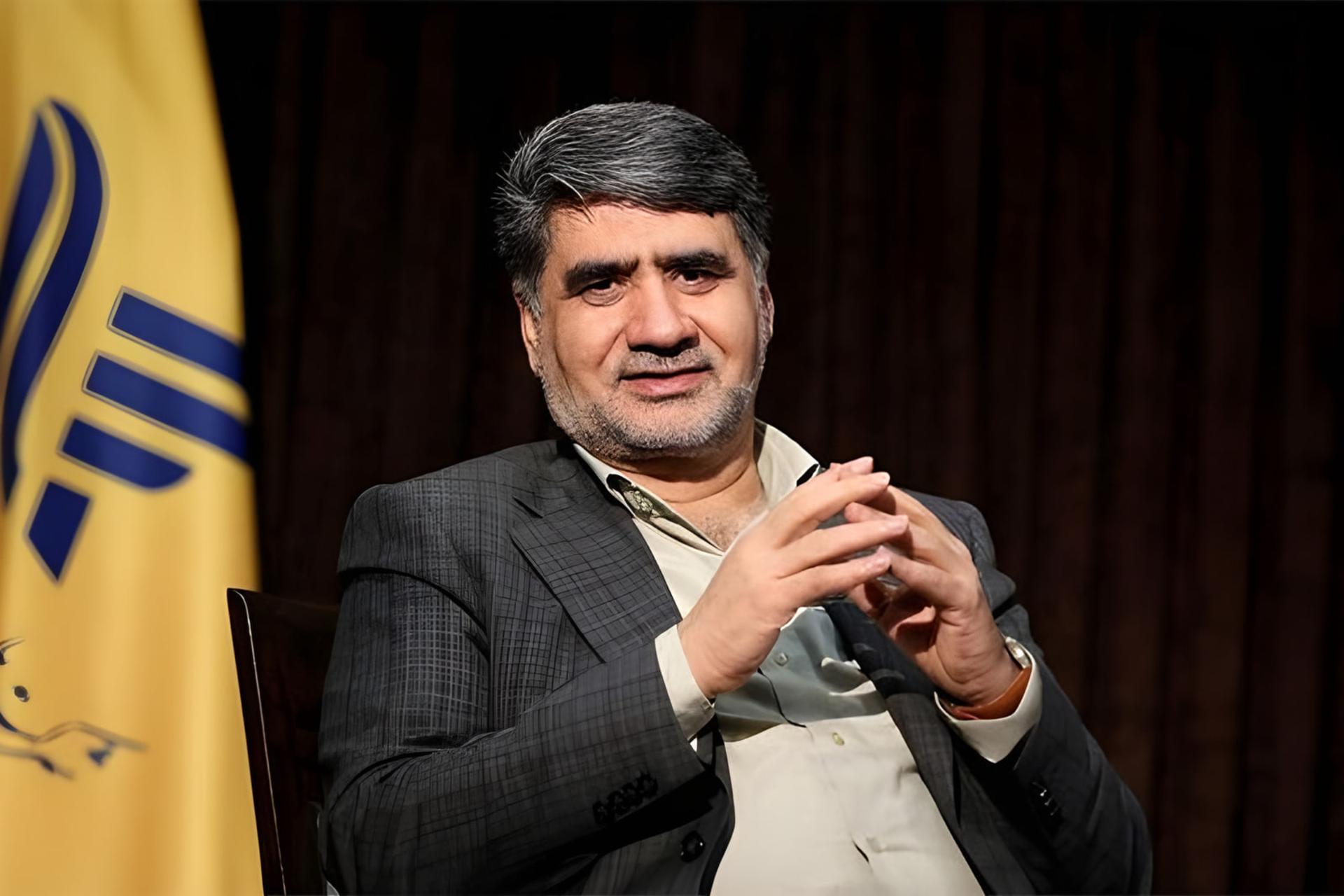 نماینده سابق مجلس در حال صحبت درباره مسائل فضای مجازی